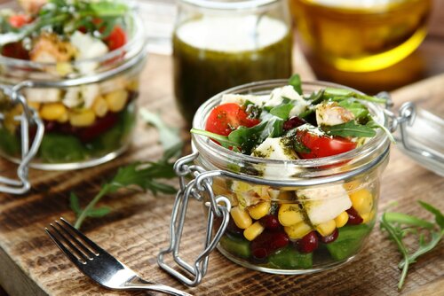 Słoik do pracy? Tak – wypełniony sałatkami! Przepisy na wiosenny lunch