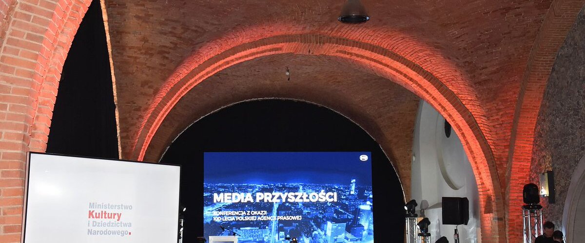 100 lat @CentrumPrasowe PAP 🎉🎈🎉🎈
Tak zacny jubileusz spędzamy na konferencji "Media Przyszłości" zorganizowanej przez #PAP w Arkadach Kubickiego na Zamku Królewskim w Warszawie. 
Zacni goście, niezwykle ciekawe tematy o przyszłości...