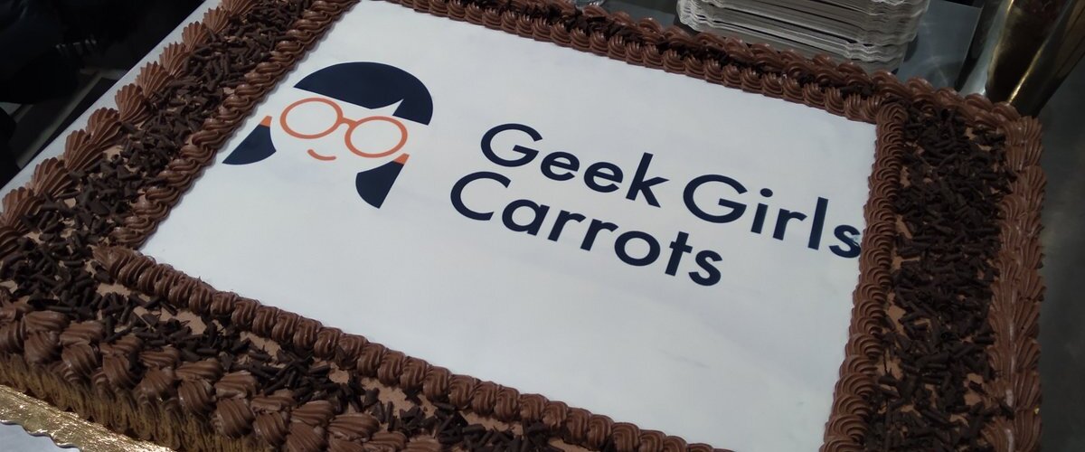 Duży tort marchewkowy dla @ggcarrots!
W maju wsparliśmy Karotki przy tworzeniu raportu "Kobiety w IT". Teraz świętujemy ich 7 urodziny! https://t.co/snVCrjMtu6