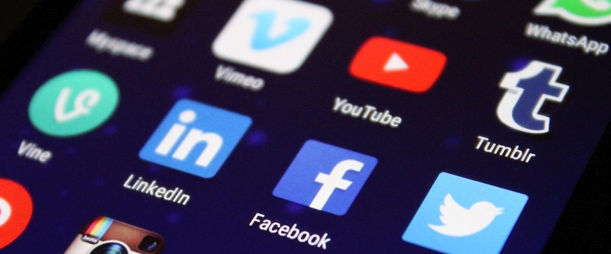 Media społecznościowe ewoluują 🙂😡👿
Czy tego chcemy czy nie - najwięksi światowi potentaci stawiają na coraz śmielsze działania uprzykrzające pracę social-mediowca. 
Wyzwaniem jest również ogrom konkurencji, która wykorzysta każdy...