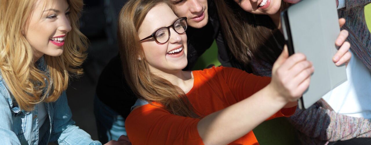 Nasze badanie o pokoleniach wykorzystane przez NowyMarketing do opisania fenomenu rosnącego w siłę TikToka 😀📱
Kwestia analizy odbiorców należących do pokolenia Z jest niezwykle istotna w kontekście zrozumienia i wykorzystywania...