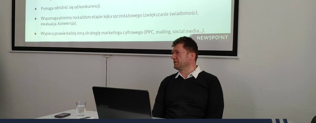 Krótki flash ze szkolenia "Jak skutecznie promować się w 2019 roku?" 
Robert Sadowski wyjaśnia pojęcie SEO przyrównując je do do procesu wydania książki. Wyobraź sobie, że księgarnia jest wyszukiwarką Google.