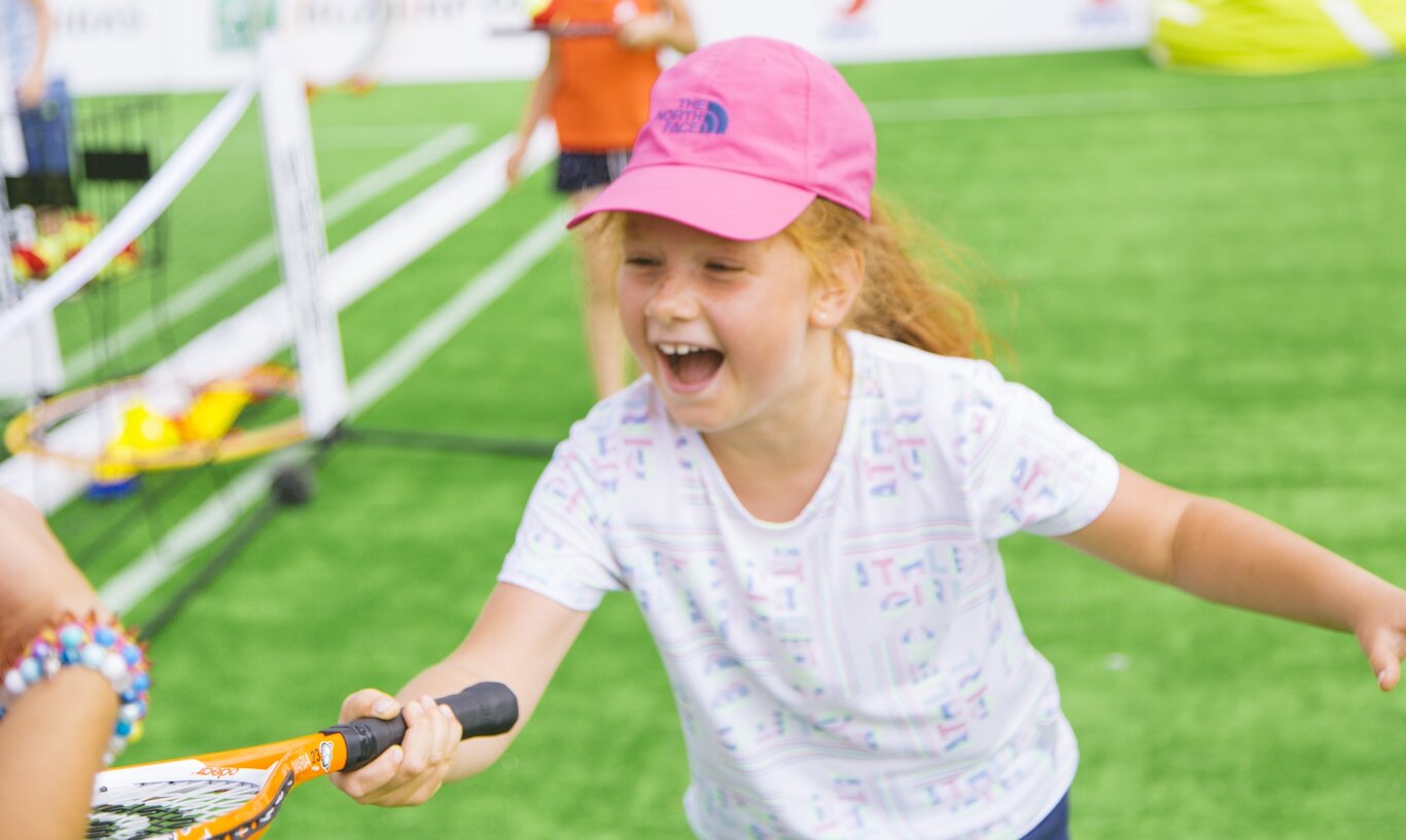 Bank BNP Paribas i Ula Radwańska zachęcają dzieci do gry w tenisa