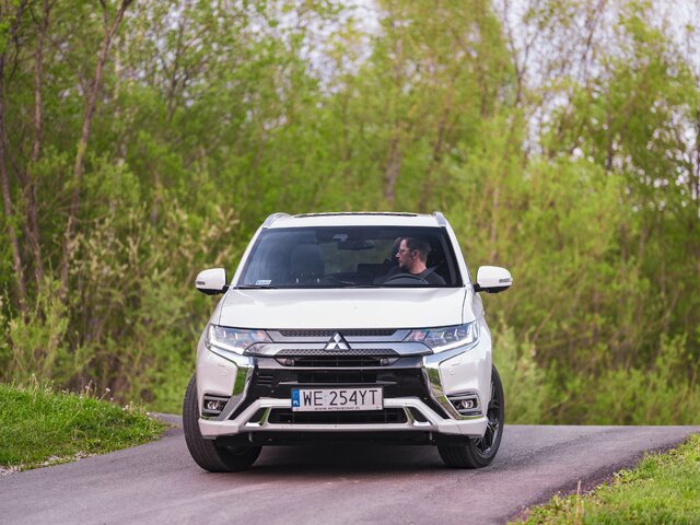 Bartłomiej Topa w Mitsubishi Outlander PHEV 2020 