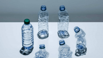 Analiza wpływu na środowisko butelek z różnych materiałów oraz emisji mikroplastików