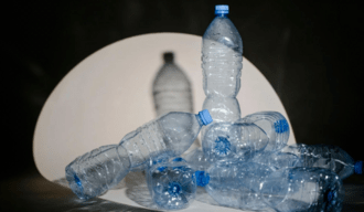 Nowe spojrzenie na opakowania w erze zrównoważonego rozwoju - analiza wpływu na środowisko butelek z różnych materiałów oraz emisji mikroplastików