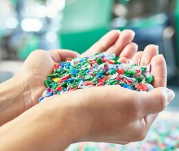 Rynek tworzyw sztucznych: rosnące ceny, ograniczona dostępność i rola recyklatów