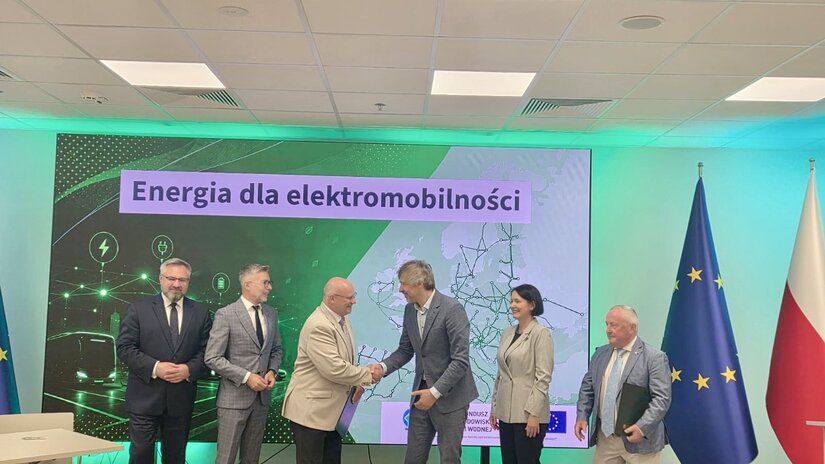 TAURON Dystrybucja zwiększa moc dla e-transportu ciężkiego. Powstaną 53 nowe punkty zasilania